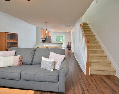 100 Stratford Lakes Drive - Photo Thumbnail 5