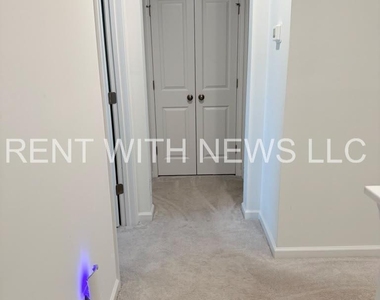 380 Thompson Overlook Way - Photo Thumbnail 3