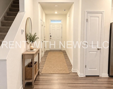 380 Thompson Overlook Way - Photo Thumbnail 2