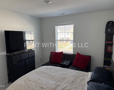 380 Thompson Overlook Way - Photo Thumbnail 13
