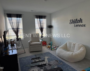 380 Thompson Overlook Way - Photo Thumbnail 4