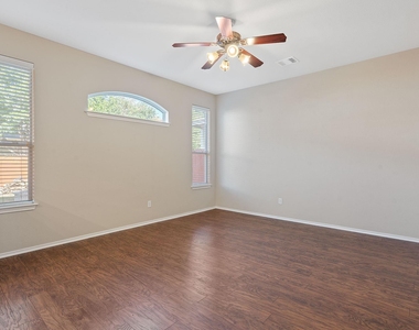 10512 Wylie Dr - Photo Thumbnail 3