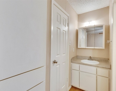 400 W 34th St - Photo Thumbnail 16