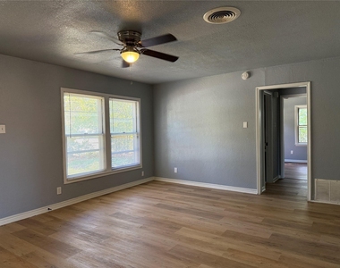 302 Patton Dr - Photo Thumbnail 4