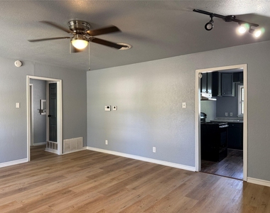 302 Patton Dr - Photo Thumbnail 3