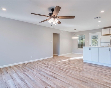 5201 Calais Ct - Photo Thumbnail 3