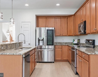 2625 Eastbourne Drive - Photo Thumbnail 8