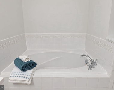 2625 Eastbourne Drive - Photo Thumbnail 28