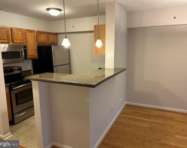 3175 Summit Square Drive - Photo Thumbnail 9