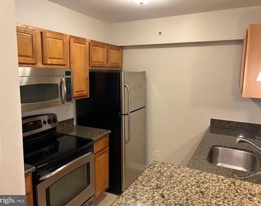 3175 Summit Square Drive - Photo Thumbnail 7