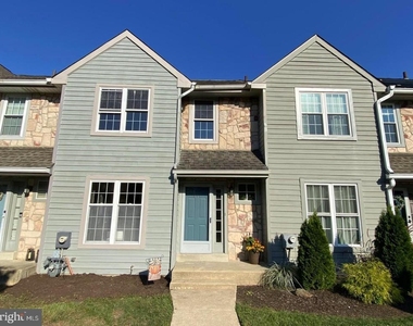 111 Knollwood Court - Photo Thumbnail 7