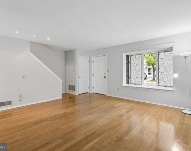 117 William Paterson Court - Photo Thumbnail 5