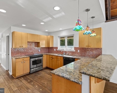 2915 South Court - Photo Thumbnail 5