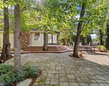 2915 South Court - Photo Thumbnail 2