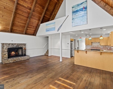 2915 South Court - Photo Thumbnail 8
