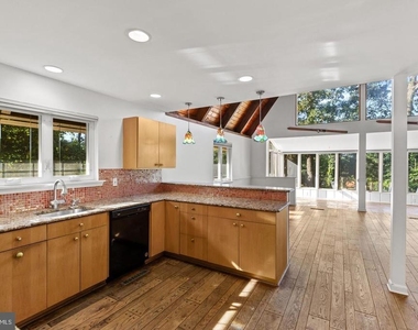 2915 South Court - Photo Thumbnail 7