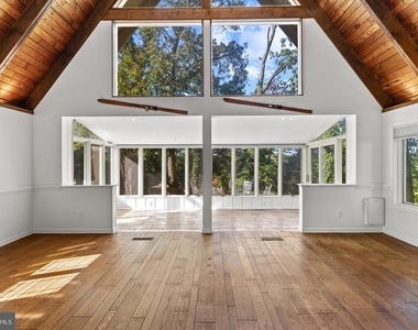 2915 South Court - Photo Thumbnail 11