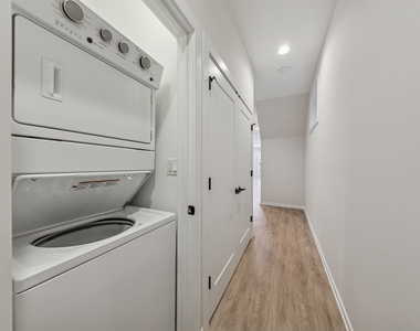 4904 S Saint Lawrence Avenue - Photo Thumbnail 7