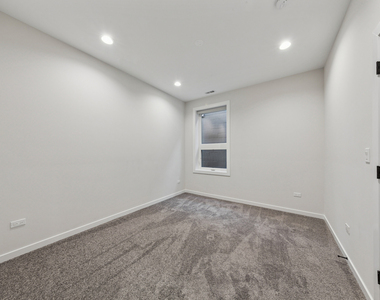 4904 S Saint Lawrence Avenue - Photo Thumbnail 6