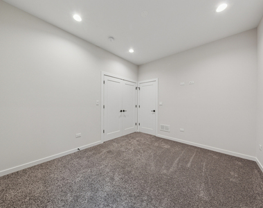 4904 S Saint Lawrence Avenue - Photo Thumbnail 13