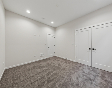 4904 S Saint Lawrence Avenue - Photo Thumbnail 15