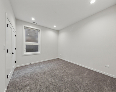 4904 S Saint Lawrence Avenue - Photo Thumbnail 5