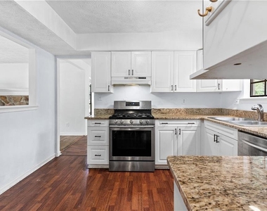 2568 Redfield Drive - Photo Thumbnail 10