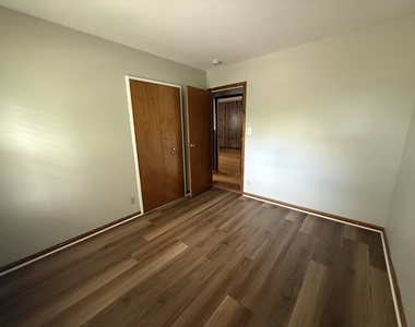 613 Newberry Drive - Photo Thumbnail 8