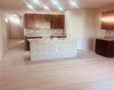 3815 Sw 11th Place - Photo Thumbnail 2