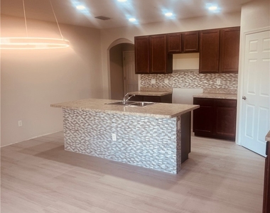 3815 Sw 11th Place - Photo Thumbnail 4