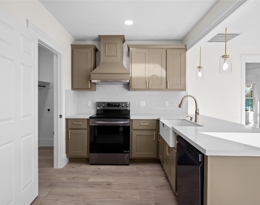 104 W Stone Street - Photo Thumbnail 9