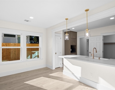 104 W Stone Street - Photo Thumbnail 12