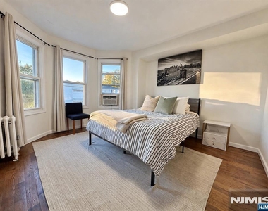 294 N Park - Photo Thumbnail 4