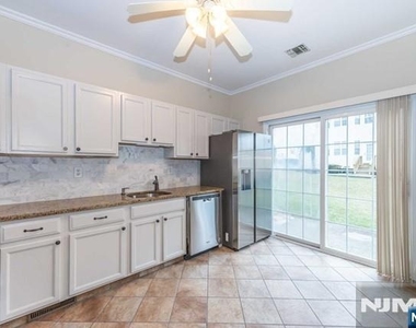 124 Stratford - Photo Thumbnail 5