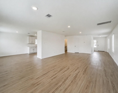 1511 Las Cuevas Drive - Photo Thumbnail 6