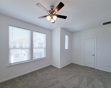 4204 Pleasing Breeze Drive - Photo Thumbnail 28