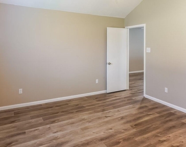 5207 Riverwood Drive - Photo Thumbnail 7