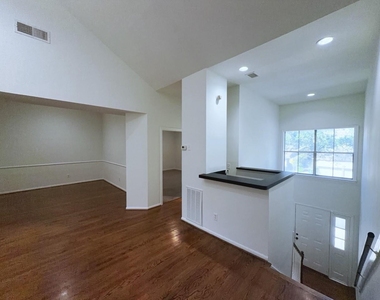 627 Hawthorne Street - Photo Thumbnail 2