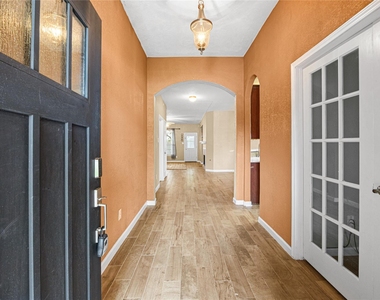 212 Silverbrook Lane - Photo Thumbnail 5
