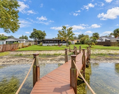 627 Macarthur Drive - Photo Thumbnail 2