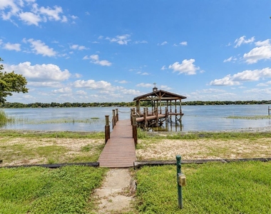 627 Macarthur Drive - Photo Thumbnail 5