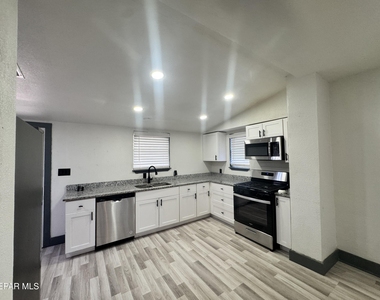 3800 Altura Avenue - Photo Thumbnail 2