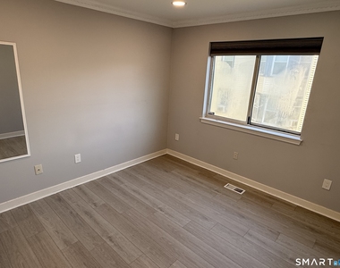 33 Pleasant Street - Photo Thumbnail 12