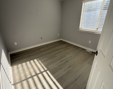 33 Pleasant Street - Photo Thumbnail 14