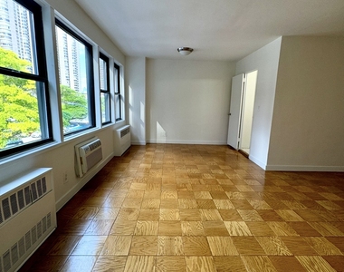 East 36th Street - Photo Thumbnail 6