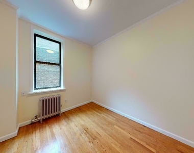 West 45 Street - Photo Thumbnail 3