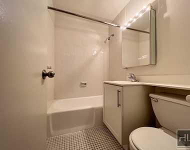 East 49 Street - Photo Thumbnail 3