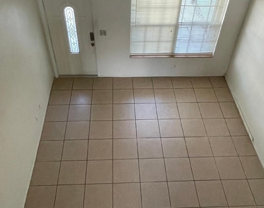 1317 Se Rivergreen Circle - Photo Thumbnail 5