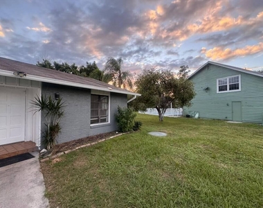 1102 Se Oriental Avenue - Photo Thumbnail 2