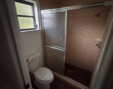 1102 Se Oriental Avenue - Photo Thumbnail 12